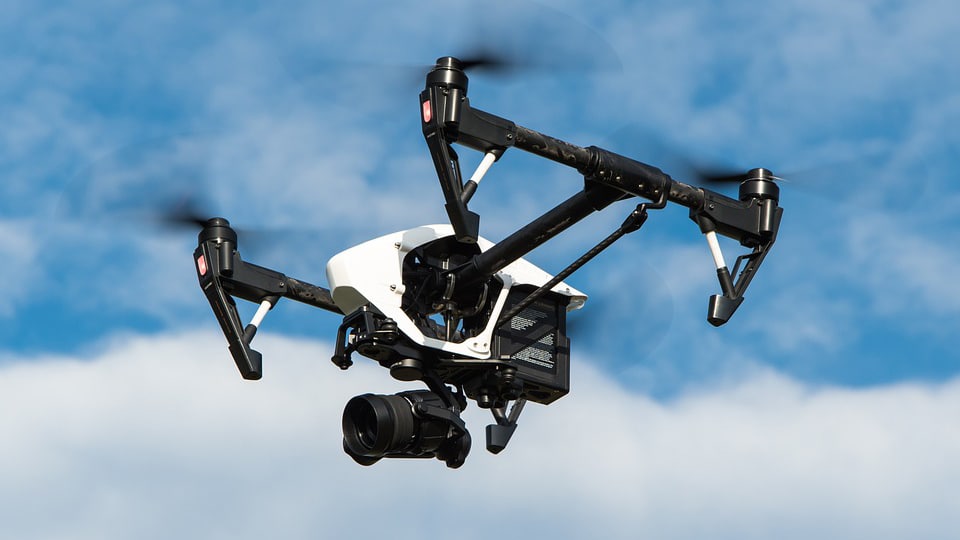 Vermessungsdrohne mit Kamera im Flug