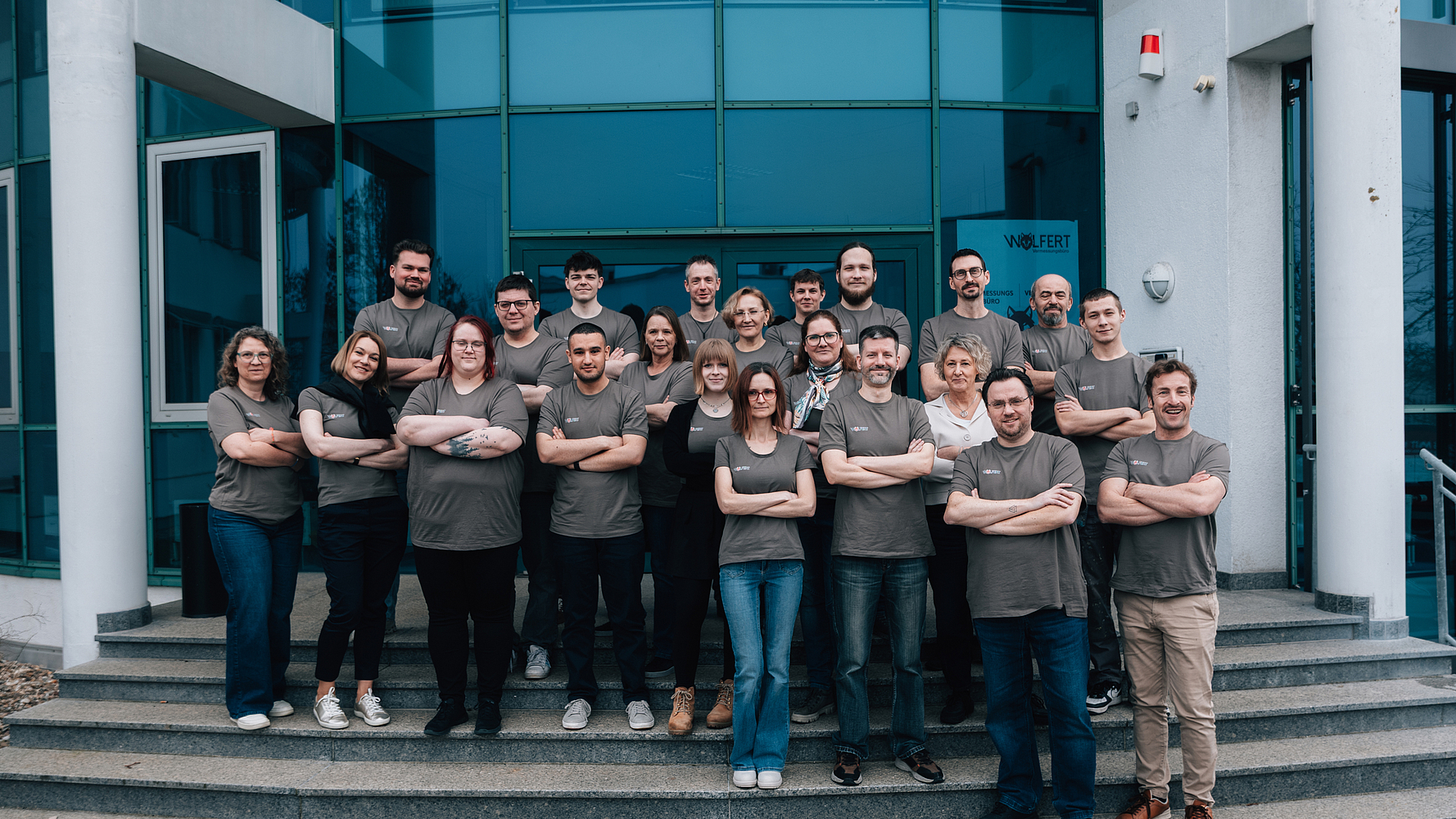 Das Team des Vermessungsbüros Wolfert vor dem Firmengebäude